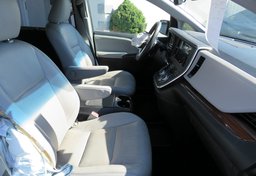 2016 Toyota Sienna - Thumbnail 24