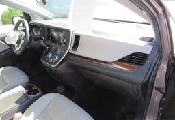 2016 Toyota Sienna - Thumbnail 25