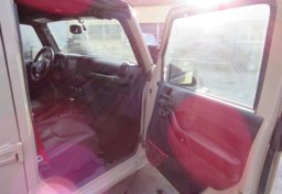 2017 Jeep Wrangler Rubicon Recon - Thumbnail 17