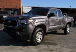 2017 Toyota Tacoma - Thumbnail 4