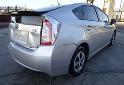 2015 Toyota Prius - Thumbnail 4
