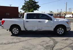 2018 Nissan Titan - Thumbnail 10