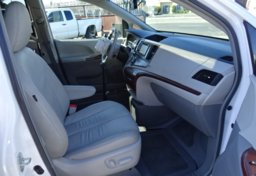 2014 Toyota Sienna - Thumbnail 27