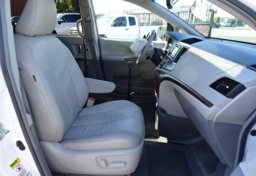 2014 Toyota Sienna - Thumbnail 25