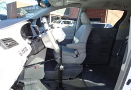 2014 Toyota Sienna - Thumbnail 24