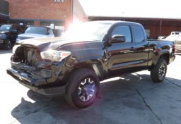 2017 Toyota Tacoma - Thumbnail 4