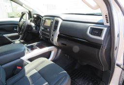 2017 Nissan Titan - Thumbnail 32