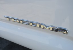 2016 Toyota Tacoma - Thumbnail 18