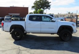 2016 Toyota Tacoma - Thumbnail 9