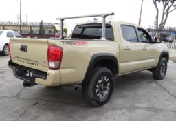 2017 Toyota Tacoma - Thumbnail 4