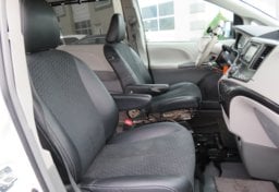 2014 Toyota Sienna - Thumbnail 24