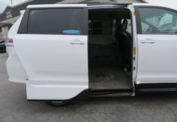2014 Toyota Sienna - Thumbnail 17