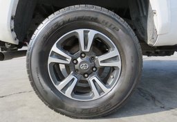 2018 Toyota Tacoma - Thumbnail 17