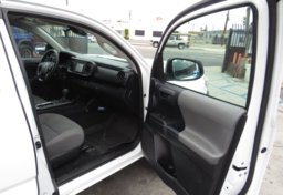 2018 Toyota Tacoma - Thumbnail 19