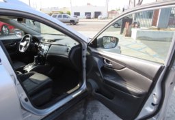 2017 Nissan Rogue - Thumbnail 22