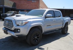 2017 Toyota Tacoma - Thumbnail 4