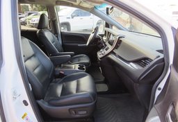 2017 Toyota Sienna - Thumbnail 23