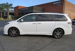2017 Toyota Sienna - Thumbnail 5