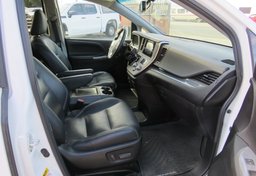 2017 Toyota Sienna - Thumbnail 25