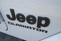 2021 Jeep Gladiator - Thumbnail 17