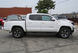 2018 Toyota Tacoma - Thumbnail 2