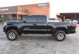 2017 Toyota Tacoma - Thumbnail 5