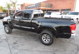 2017 Toyota Tacoma - Thumbnail 8