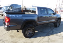 2016 Toyota Tacoma - Thumbnail 10