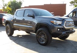 2016 Toyota Tacoma - Thumbnail 3