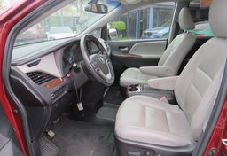 2015 Toyota Sienna - Thumbnail 24