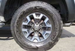 2017 Toyota Tacoma - Thumbnail 17