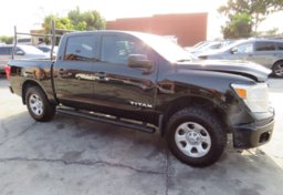 2018 Nissan Titan - Thumbnail 2