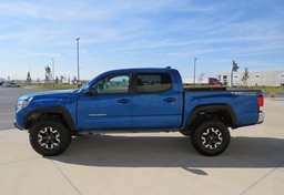 2016 Toyota Tacoma - Thumbnail 10