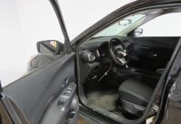 2021 Nissan Kicks - Thumbnail 16