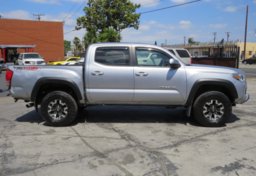 2017 Toyota Tacoma - Thumbnail 12