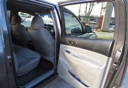 2015 Toyota Tacoma - Thumbnail 28