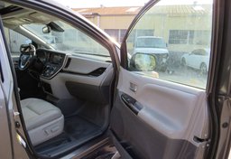 2018 Toyota Sienna - Thumbnail 25