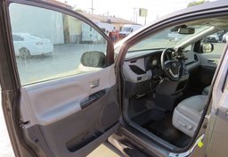 2018 Toyota Sienna - Thumbnail 24