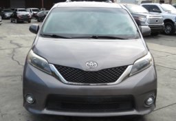 2016 Toyota Sienna - Thumbnail 11