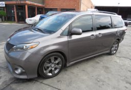 2016 Toyota Sienna - Thumbnail 3
