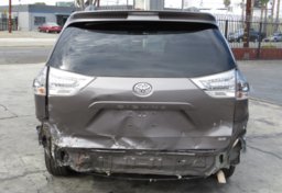2016 Toyota Sienna - Thumbnail 14