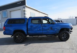 2017 Toyota Tacoma - Thumbnail 9