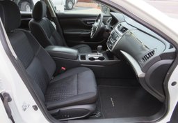 2017 Nissan Altima - Thumbnail 22