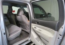 2015 Toyota Tacoma - Thumbnail 26