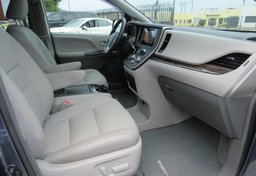 2017 Toyota Sienna - Thumbnail 21