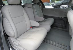 2017 Toyota Sienna - Thumbnail 25
