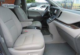 2017 Toyota Sienna - Thumbnail 20