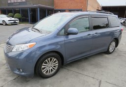2017 Toyota Sienna - Thumbnail 1