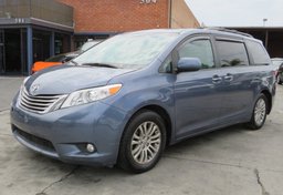 2017 Toyota Sienna - Thumbnail 3