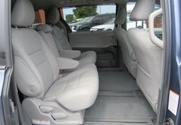 2017 Toyota Sienna - Thumbnail 23